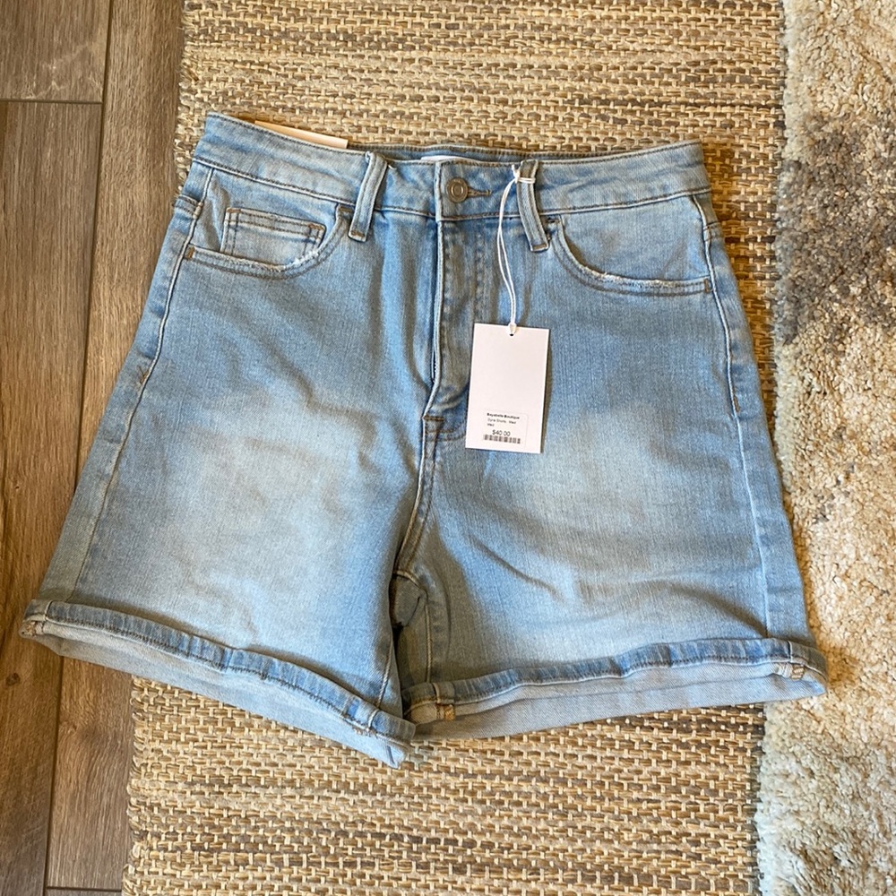 Denim 90s style mom shorts!